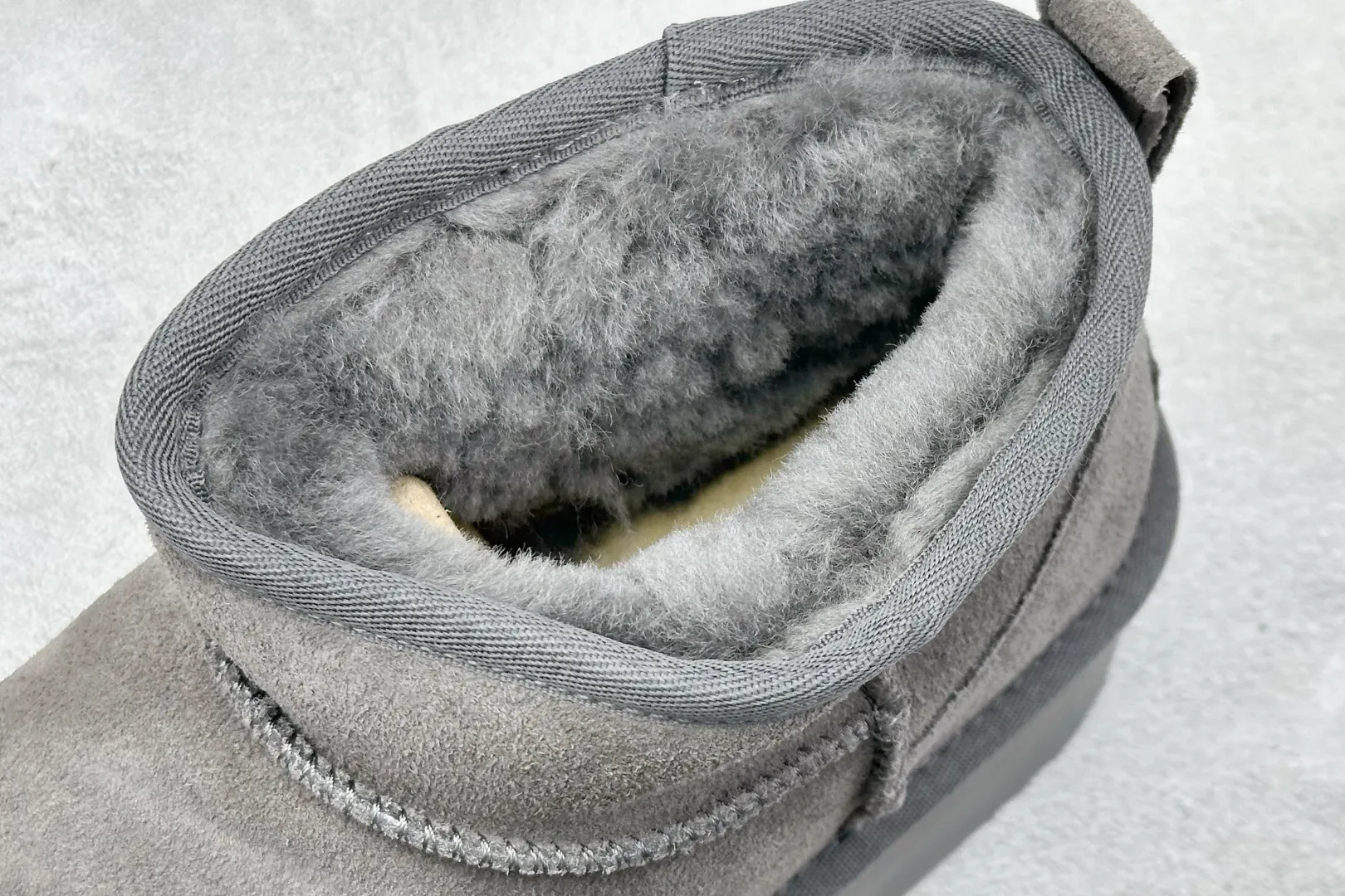 🐲💰 520 supports store placement. The top version on the market is UGG sheepskin snow boots. Mini thick-soled short-tube 5cm. Xiaohongshu’s hot model. Produced by a major foreign trade factory in Guangzhou. Genuine sheepskin from toe to insole. Independent outer box packaging. Chip. Waterproof technology. Different from any version on the market. 5cm thick sole. Independent original development of outsole. Cashmere insole. Keep warm in winter. It is a very suitable choice for home use. In the new year, uug launches a style series. Partly catered to the preferences of young consumers, it has also moved to the forefront of fashion trends. Shoe body material: water-repellent coated suede upper, 17 mm UGGPURE™ implanted wool insole, lightweight non-slip comfortable rubber outsole, brand LOGO trademark, complete package, item number: 1135092, size: 35 36 37 38 39 40